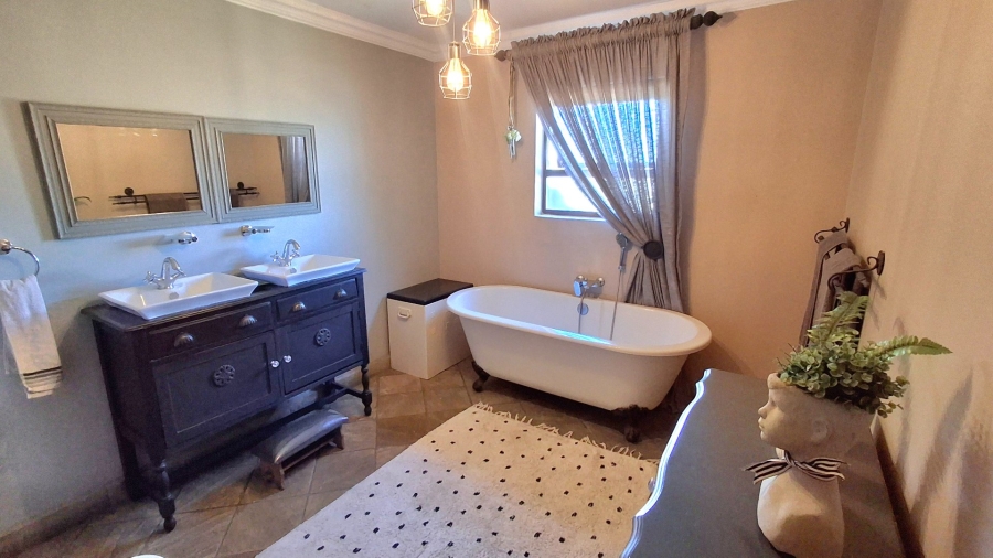 5 Bedroom Property for Sale in Roodia Free State